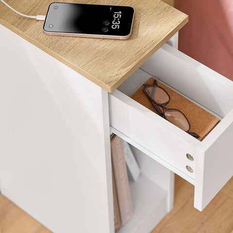SoBuy FBT111-E-WN kapea yöpöytä 20 cm leveä – USB-portilla, laatikolla ja hyllyllä, makuuhuoneeseen tai olohuoneeseen, valkoinen & puunvärinen, 20 x 35 x 60 cm
